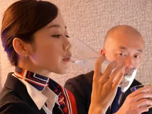 Cô gái ngực lớn gợi cảm! Ăn của quý trong phòng tắm! Mặc quần hở đáy, quan hệ từ phía sau với cái mông to và cặp vú rung chuyển, cận cảnh cô ấy ra vào…