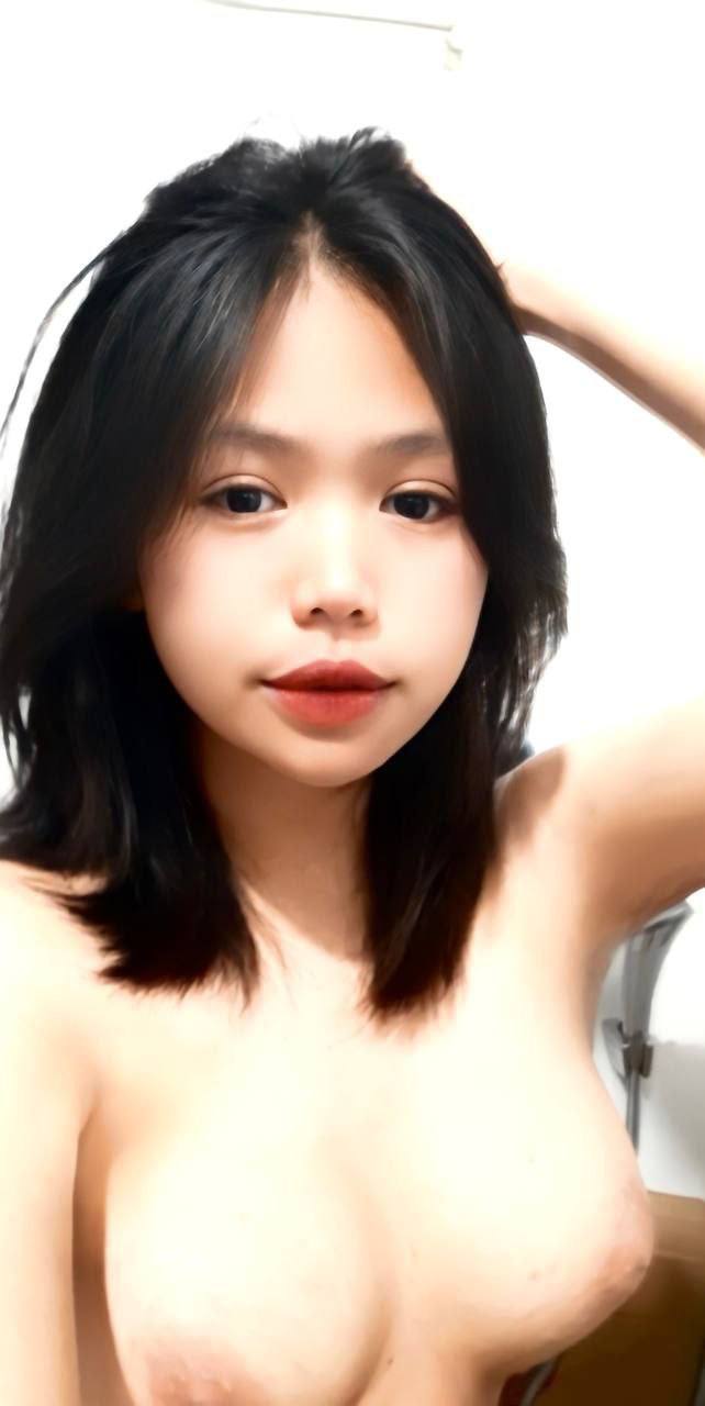 Sự thật là điều quan trọng nhất. Một người phụ nữ trẻ và xinh đẹp làm việc trong một câu lạc bộ